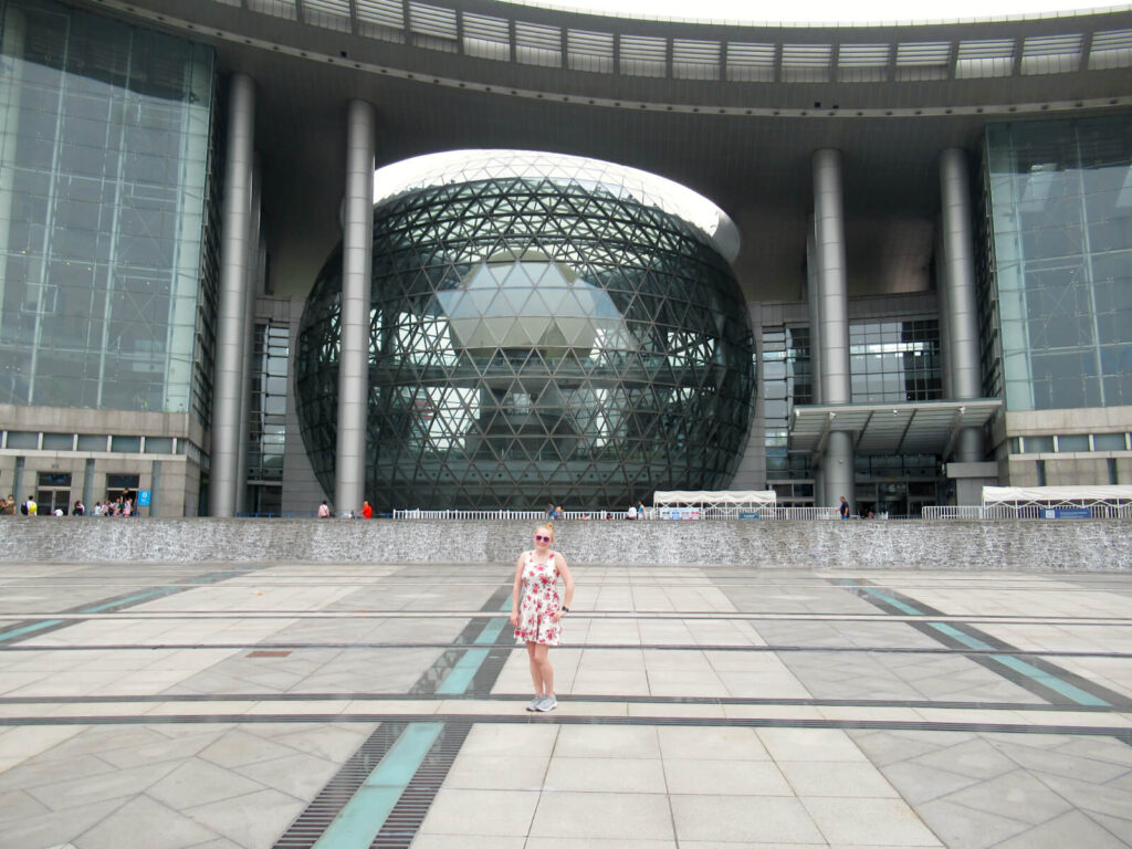 Zoe stood in front of the Shanghai Science and Technology Museum - a huge glass building in the Pudong area.
