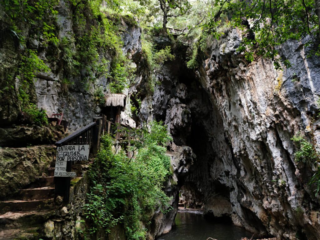 The entrance to the caves - Grutas de Arcotete